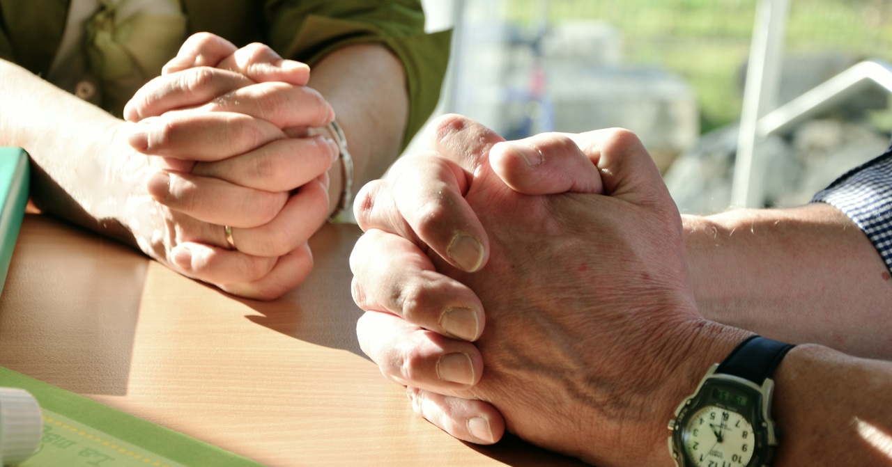 praying-family